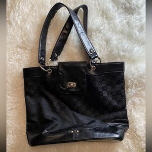 Twist lock Black bucket Purse 
w/ Two handles
Like New